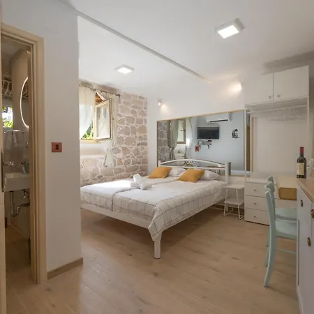 4two -old Town - Groundfloor * רוביני