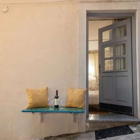 4two -old Town - Groundfloor Apartment